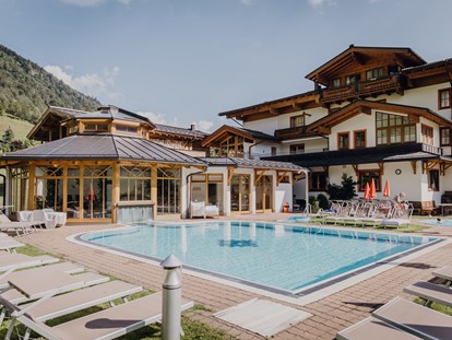 Familienhotel - Verpflegung: Halbpension - Kitzbühel - Pool Ansicht vom Stammhaus - Feriendorf Ponyhof