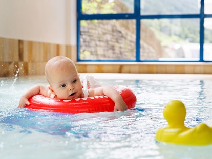 Familienhotel - Pools: Sportbecken - Kaprun - Babyschwimmen - Wellness-& Familienhotel Egger