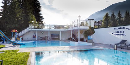 Familienhotel - Teenager-Programm - Salzburg - Badewelt: Winter- und Sommerpool mit integriertem Kleinkinderpool - Wellness-& Familienhotel Egger