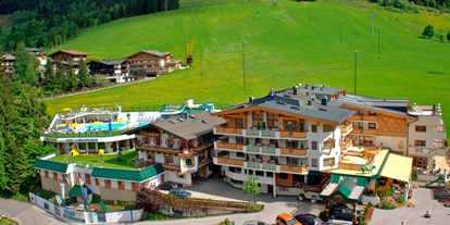 Familienhotel - Ausritte mit Pferden - Salzburg - Über den Dächern von Hinterglemm, umgeben von Wiesen - Wellness-& Familienhotel Egger