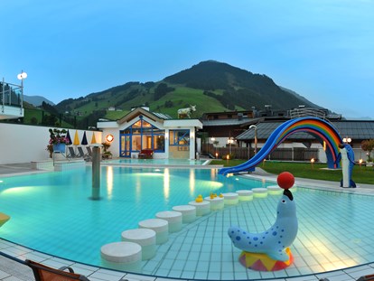 Familienhotel - Pools: Außenpool beheizt - Österreich - Sommerpool mit integriertem Kleinkinder-Pool in Panoramalage - Wellness-& Familienhotel Egger
