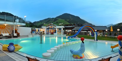 Familienhotel - Spielplatz - Großarl - Sommerpool mit integriertem Kleinkinder-Pool in Panoramalage - Wellness-& Familienhotel Egger