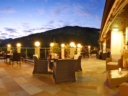 Familienhotel - Umgebungsschwerpunkt: Fluss - Sonnenterrasse mit Panoramablick in den Talschluss - Wellness-& Familienhotel Egger
