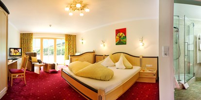 Familienhotel - Garten - Pinzgau - Doppelzimmer Klassik mit Südbalkon und Panoramablick - Wellness-& Familienhotel Egger