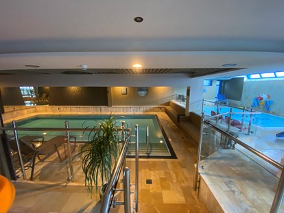 Familienhotel - Schwimmkurse im Hotel - Kössen - Hallenbad und Kleinkinderbecken - Wellness-& Familienhotel Egger