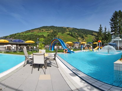 Familienhotel - Pools: Außenpool beheizt - Relaxpool und Sommerpool - Wellness-& Familienhotel Egger
