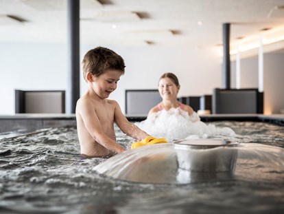 Familienhotel - Pools: Infinity Pool - Eppan an der Weinstrasse - Das Mühlwald - Quality Time Family Resort