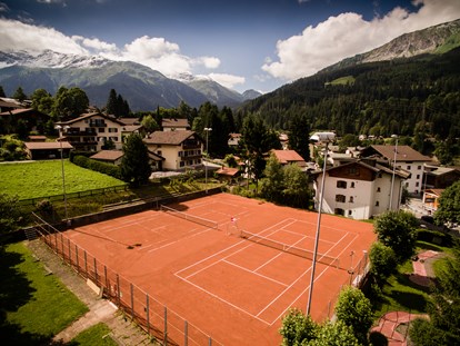 Familienhotel - Umgebungsschwerpunkt: Berg - Graubünden - 2 eigene Sandtennisplätze - Hotel Sport Klosters