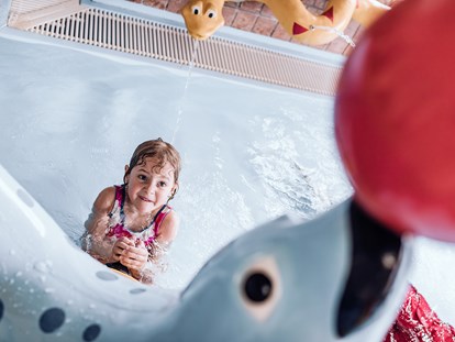 Familienhotel - Schwimmkurse im Hotel - Kössen - Kinderwasserwelt - Familienresort Ellmauhof - das echte All Inclusive ****S