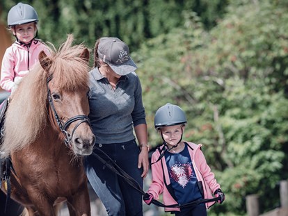 Familienhotel - Ausritte mit Pferden - Anfängerlonge im Sommer - Familienresort Ellmauhof - das echte All Inclusive ****S