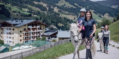 Familienhotel - Ausritte mit Pferden - Salzburg - Reitkurs für Beginner  - Familienresort Ellmauhof - das echte All Inclusive ****S