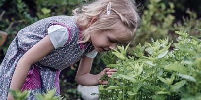 Familienhotel - Teenager-Programm - Salzburg - Bauerngarten mit frischen Kräutern und Gemüse betreut von der Kinderbetreuung - Familienresort Ellmauhof - das echte All Inclusive ****S