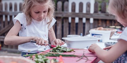 Familienhotel - Teenager-Programm - Salzburg - Bauerngarten mit frischen Kräutern und Gemüse betreut von der Kinderbetreuung - Familienresort Ellmauhof - das echte All Inclusive ****S