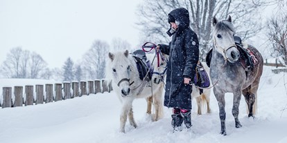 Familienhotel - Österreich - Spaziergang mit Ponies - Familienresort Ellmauhof - das echte All Inclusive ****S