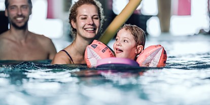 Familienhotel - Schwimmkurse im Hotel - Österreich - Schwimmen mit Kindern - Familienresort Ellmauhof - das echte All Inclusive ****S