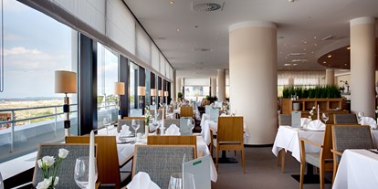 Familienhotel - Umgebungsschwerpunkt: Strand - Deutschland - Frühstückssaal mit Meerblick und Büfett - Hotel Neptun