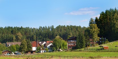 Familienhotel - Pools: Außenpool beheizt - Bayern - Außenansicht - Waldhotel Bächlein