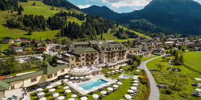 Familienhotel - Pools: Außenpool nicht beheizt - Gosau - Außenpoolanlage mit Liegewiese am Berg - ROBINSON Club Amade