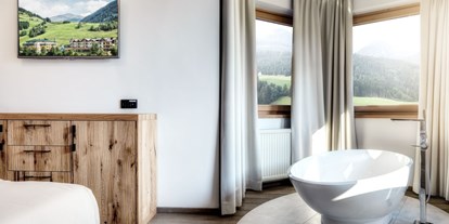 Familienhotel - Skilift - Niederrasen/Dolomiten - Zimmer mit freistehender Wanne - Dolomiten Residenz****s Sporthotel Sillian