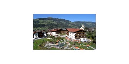 Familienhotel - Pools: Innenpool - Kitzbühel - Landhotel Schermer - Außenansicht - Landhotel Schermer