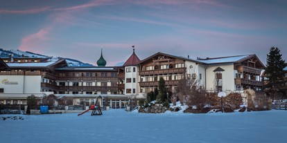 Familienhotel - Pools: Außenpool beheizt - Tirol - Hotel Außenansicht Winter - Landhotel Schermer