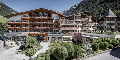 Familienhotel - Hallenbad - Ötztal - Das Central - Alpine.Luxury.Life - Das Central - Alpine . Luxury . Life