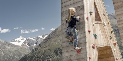 Familienhotel - Babybetreuung - Längenfeld - Kind beim Klettern - Das Central - Alpine . Luxury . Life