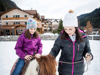 Familienhotel - Verpflegung: Frühstück - Schenna - Alphotel Tyrol Pony reiten - Family & Wellness Resort Alphotel Tyrol