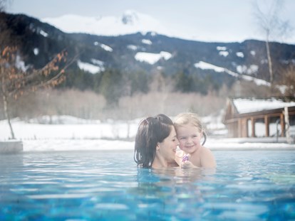 Familienhotel - Schwimmkurse im Hotel - St. Walburg im Ultental - Alphotel Tyrol Außenpool - Family & Wellness Resort Alphotel Tyrol