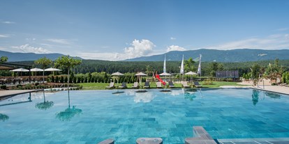 Familienhotel - Pools: Schwimmteich - Niederrasen/Dolomiten - Außenpool - Winklerhotel Sonnenhof