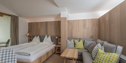 Familienhotel - Pools: Schwimmteich - Niederrasen/Dolomiten - Doppelzimmer mit Sitzbereich - Winklerhotel Sonnenhof