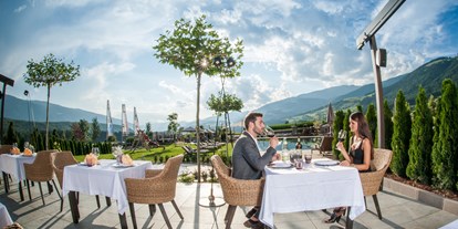 Familienhotel - Spielplatz - Trentino-Südtirol - Essen auf der Terrasse - Winklerhotel Sonnenhof