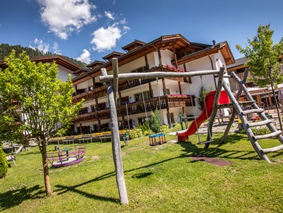 Familienhotel - Umgebungsschwerpunkt: See - Obereggen (Trentino-Südtirol) - Spielplatz - Familienhotel Viktoria