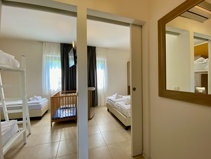 Familienhotel - Pools: Außenpool nicht beheizt - Gardasee - Family Apartment - Belvedere Village