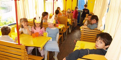 Familienhotel - Kinderbetreuung - Tessin - Kinder können in einem Speisewagen eines Zuges essen - Albergo Losone