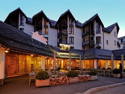 Familienhotel - Reitkurse - Klosters - Hotel "by night" - Hotel Schweizerhof