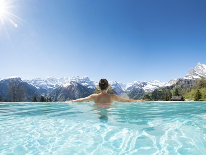 Familienhotel - Pools: Infinity Pool - Morschach - Infinity Pool mit Alpenpanorama - Märchenhotel Braunwald