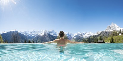 Familienhotel - ausschließlich Familien im Hotel - Infinity Pool mit Alpenpanorama - Märchenhotel Braunwald