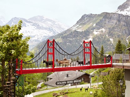 Familienhotel - Schweiz - Die berühmte Golden-Geiss Brücke. - Märchenhotel Braunwald