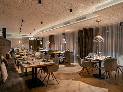 Familienhotel - Babyphone - Schweiz - Restaurant La Ginabelle, in dem jeden Tag ein 5-Gang Menü serviert wird. Verschiedene Themenabende mit passenden Buffets.  - Resort La Ginabelle