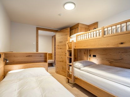 Familienhotel - Pools: Infinity Pool - Schweiz - Kinderzimmer im Appartement Weisshorn.  - Resort La Ginabelle