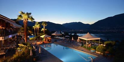 Familienhotel - Pools: Außenpool beheizt - Tessin - Aussicht bei Nacht - Top Familienhotel La Campagnola