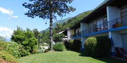Familienhotel - Pools: Außenpool beheizt - Cima di Porlezza - Garten vor Appartements - Top Familienhotel La Campagnola