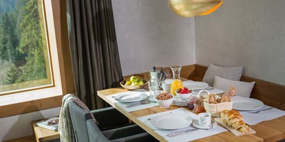 Familienhotel - Verpflegung: Halbpension - Graubünden - Esstisch mit Frühstück - rocksresort