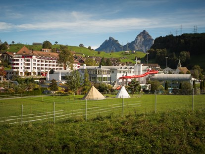 Familienhotel - Ladestation Elektroauto - Aussenansicht Swiss Holiday Park - Swiss Holiday Park