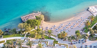 Familienhotel - Umgebungsschwerpunkt: Meer - Das Grecotel Corfu Imperial bietet mehrer Buchten mit Liegen und Sandstrand - Grecotel Corfu Imperial 