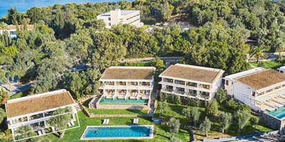 Familienhotel - Umgebungsschwerpunkt: Meer - FAMILIENBUNGALOWs MIT OFFENEM GRUNDRISS UND GEMEINSAMEM POOL  - Grecotel Corfu Imperial 