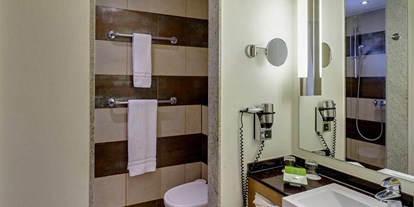 Familienhotel - Wasserrutsche - Spanien - Gut ausgestattetes Badezimmer im ROBINSON Club Esquinzo Playa - ROBINSON Club Esquinzo Playa