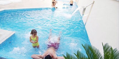 Familienhotel - Tennis - Cala Bona - Jacuzzi mit Wasserfall - FAMILY HOTEL Playa Garden