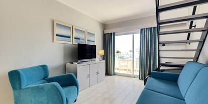 Familienhotel - Tennis - Cala Bona - Sitzbereich im Appartement - FAMILY HOTEL Playa Garden